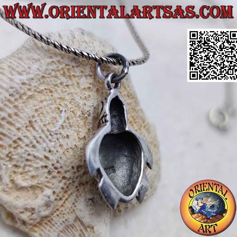 Colgante de plata en forma de tortuga marina grabada y con forma