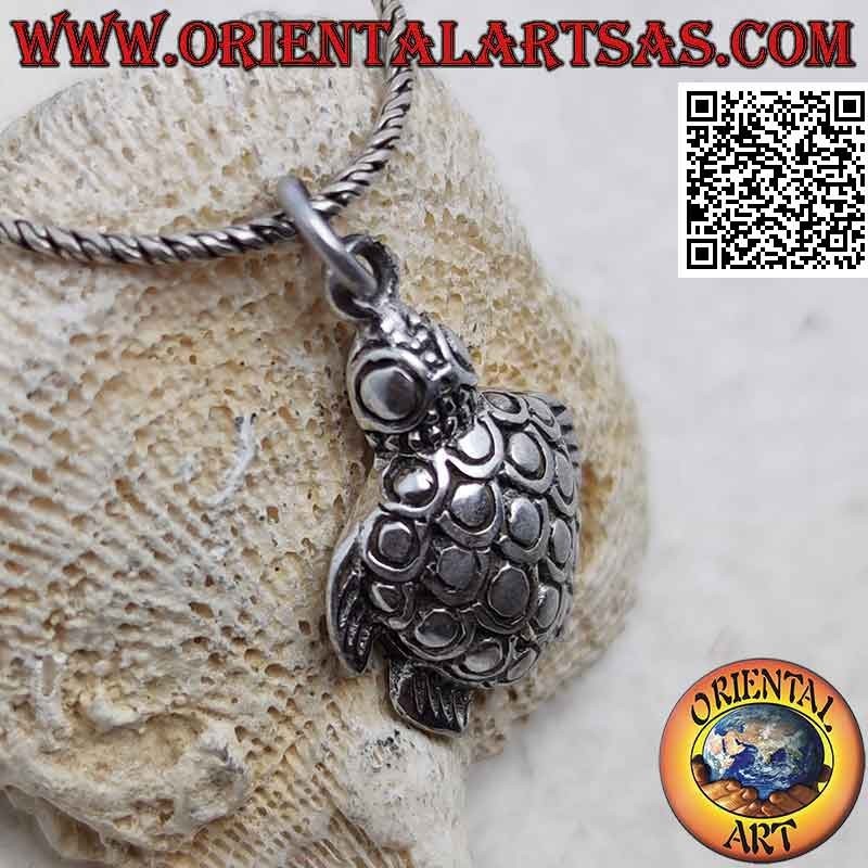 Colgante de plata en forma de tortuga marina grabada y con forma