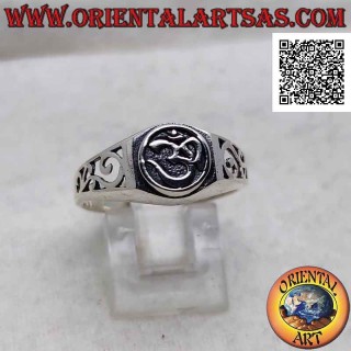 Bague en argent avec syllabe sanskrite "ॐ" Oṃ dans le cercle en bas-relief et décor ajouré sur les côtés