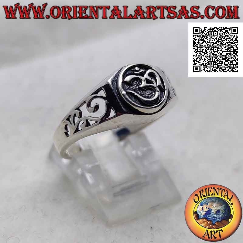 Anillo de plata con la sílaba sánscrita "ॐ" Oṃ en el círculo en bajorrelieve y decoración calada en los lados