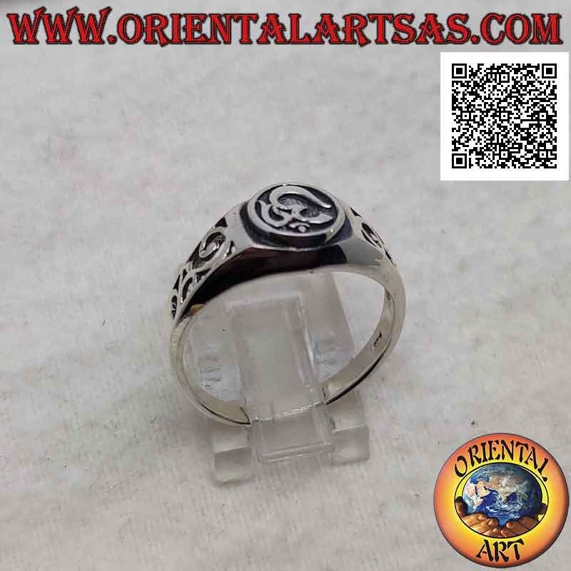 Anillo de plata con la sílaba sánscrita "ॐ" Oṃ en el círculo en bajorrelieve y decoración calada en los lados