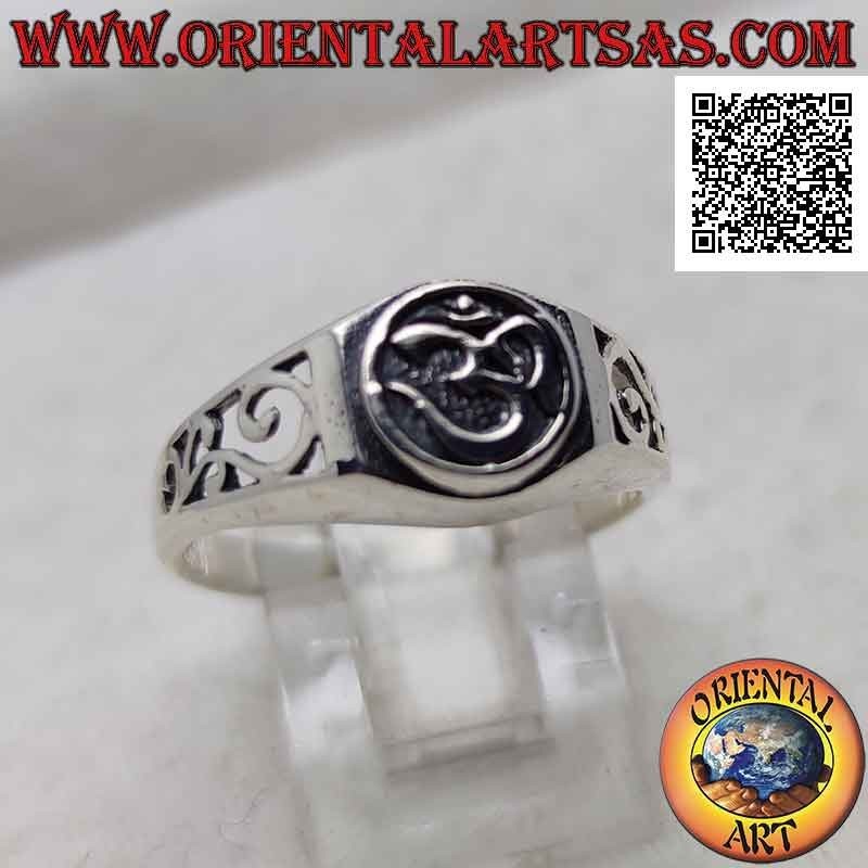 Silberring mit Sanskrit-Silbe "ॐ" Oṃ im Kreis in Basrelief und durchbrochener Dekoration an den Seiten