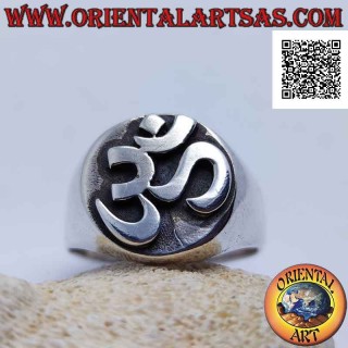 Glatter Silberring mit Sanskrit-Silbe "ॐ" Oṃ im hochreliefgeschweißten Kreis