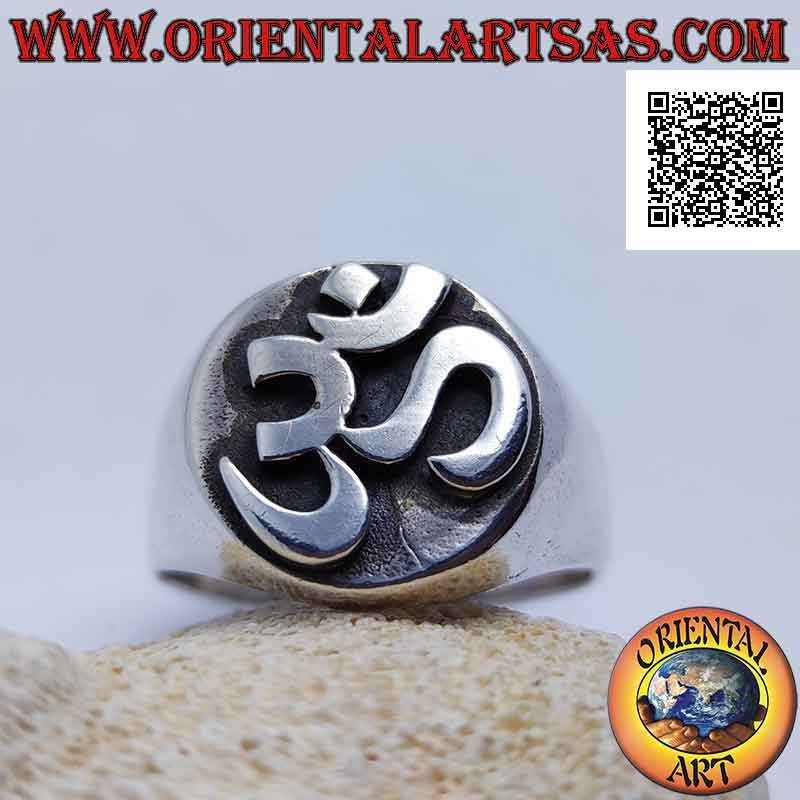 Anillo de plata lisa con sílaba sánscrita "ॐ" Oṃ en el círculo soldado en alto relieve