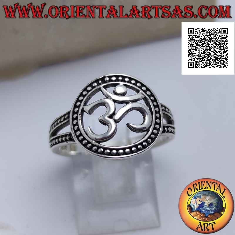 Anello in argento con sillaba sanscrita "ॐ" Oṃ nel cerchio puntinato traforato, agganciata da due fasce puntinate