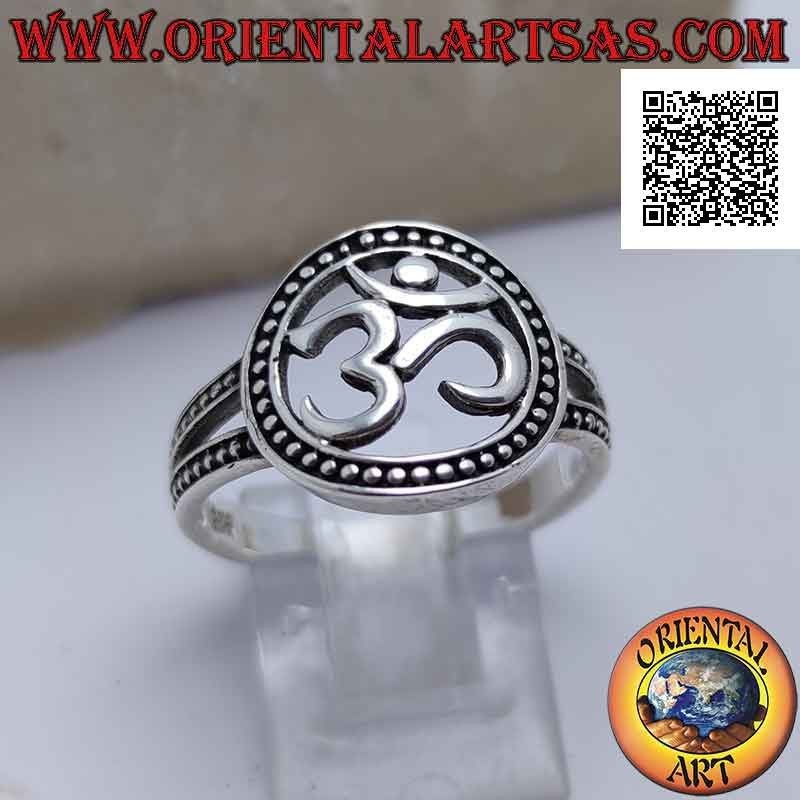 Silberring mit Sanskrit-Silbe "ॐ" Oṃ im perforierten gepunkteten Kreis, verbunden durch zwei gepunktete Bänder