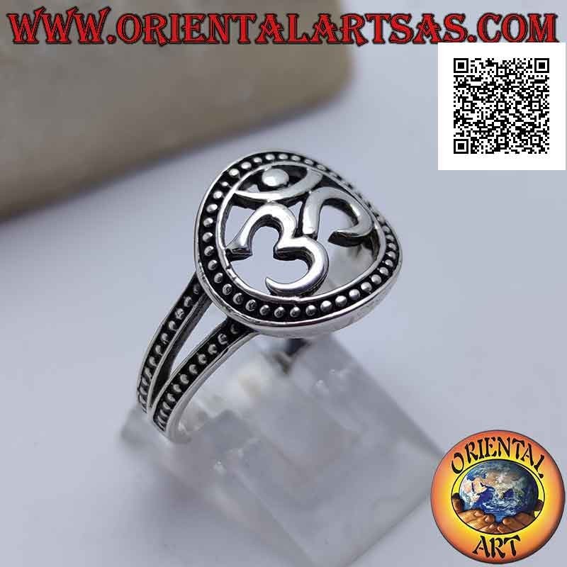 Anillo de plata con la sílaba sánscrita "ॐ" Oṃ en el círculo punteado perforado, unido por dos bandas punteadas