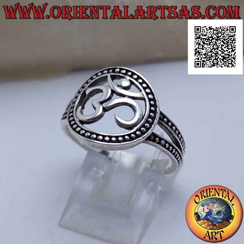 Silberring mit Sanskrit-Silbe "ॐ" Oṃ im perforierten gepunkteten Kreis, verbunden durch zwei gepunktete Bänder
