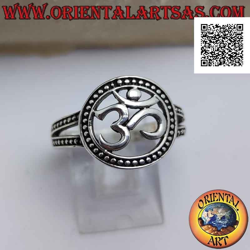 Bague en argent avec syllabe sanskrite "ॐ" Oṃ dans le cercle en pointillé perforé, attachée par deux bandes en pointillés