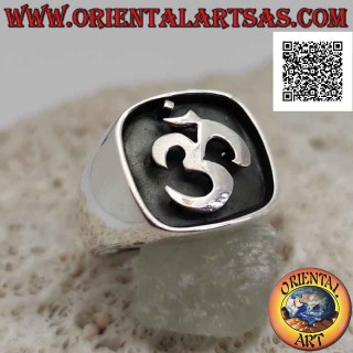 Anillo de plata con la sílaba sánscrita "ॐ" Oṃ en el cuadrado redondeado en bajorrelieve