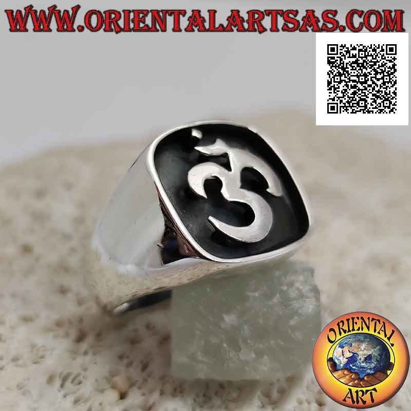 Silberring mit Sanskrit-Silbe "ॐ" Oṃ im abgerundeten Quadrat im Basrelief