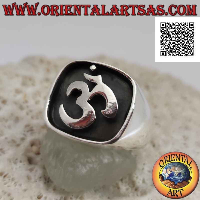 Anillo de plata con la sílaba sánscrita "ॐ" Oṃ en el cuadrado redondeado en bajorrelieve