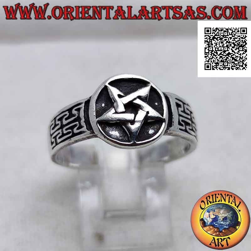 Bague en argent avec pentacle lisse dans le cercle en bas-relief et décor gravé sur le côté