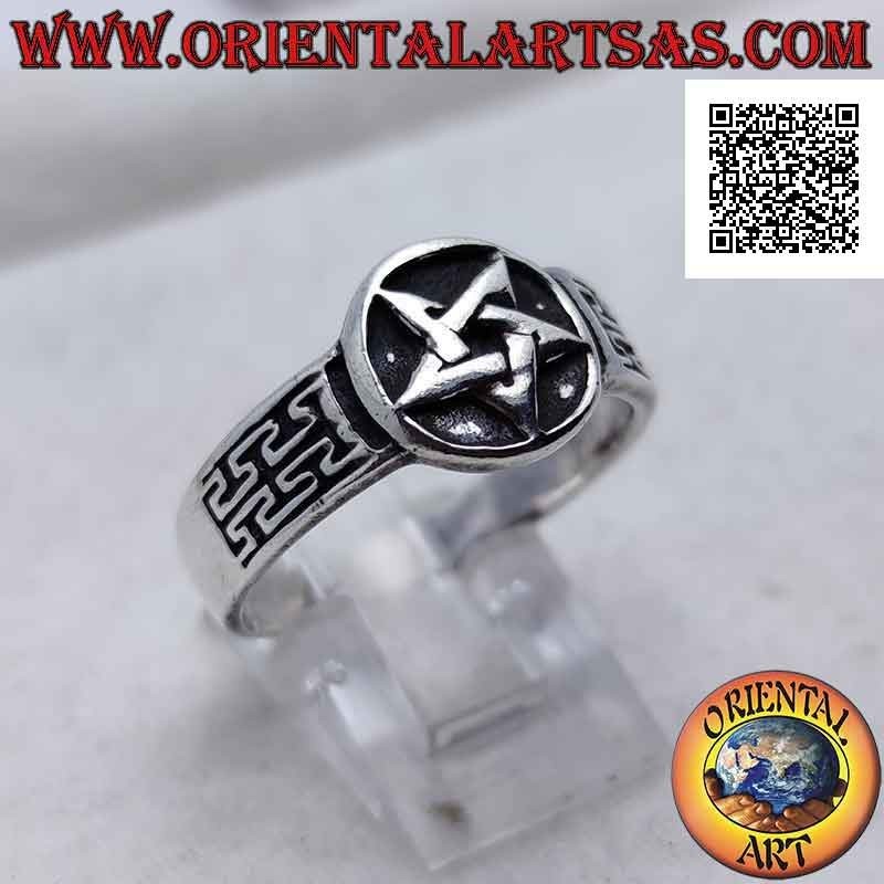Anillo de plata con pentáculo liso en círculo en bajorrelieve y decoración con grabado lateral