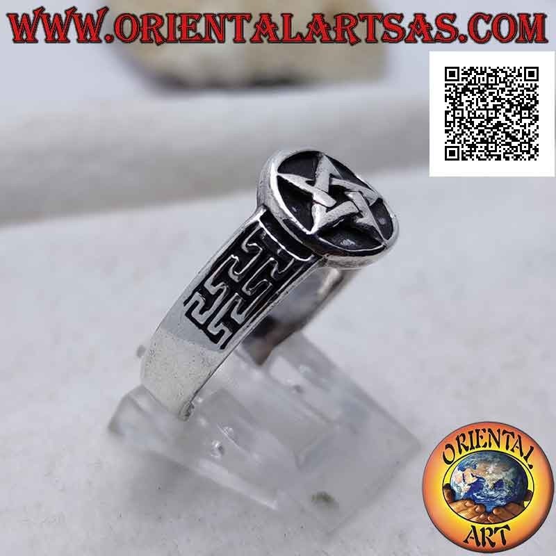 Bague en argent avec pentacle lisse dans le cercle en bas-relief et décor gravé sur le côté