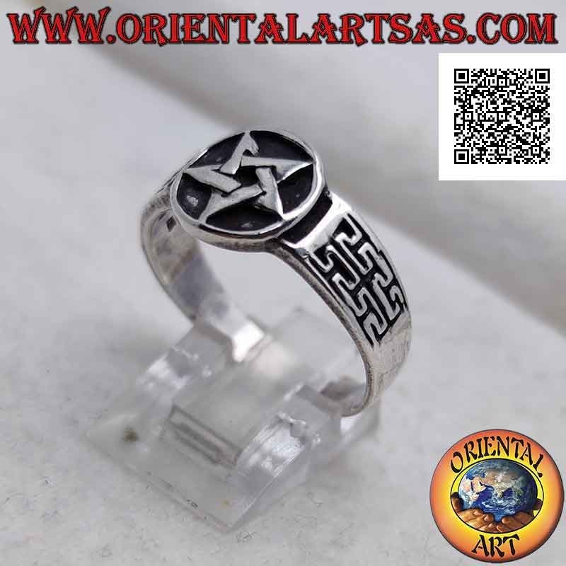 Anillo de plata con pentáculo liso en círculo en bajorrelieve y decoración con grabado lateral