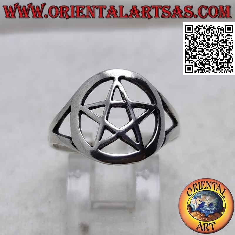 Bague en argent avec pentacle lisse dans le cercle percé accroché à deux
