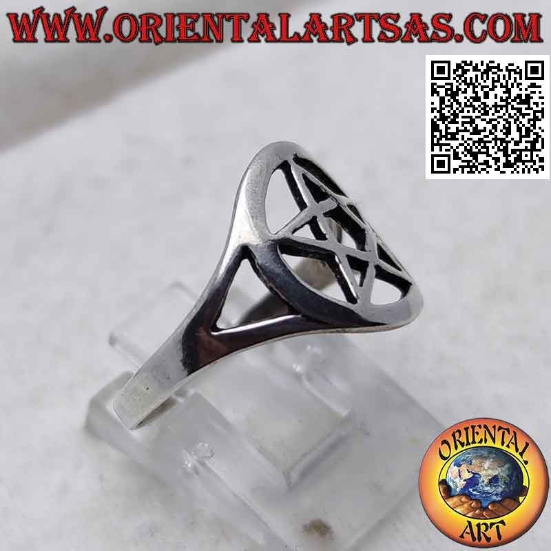 Anillo de plata con pentáculo liso en el círculo perforado enganchado a dos