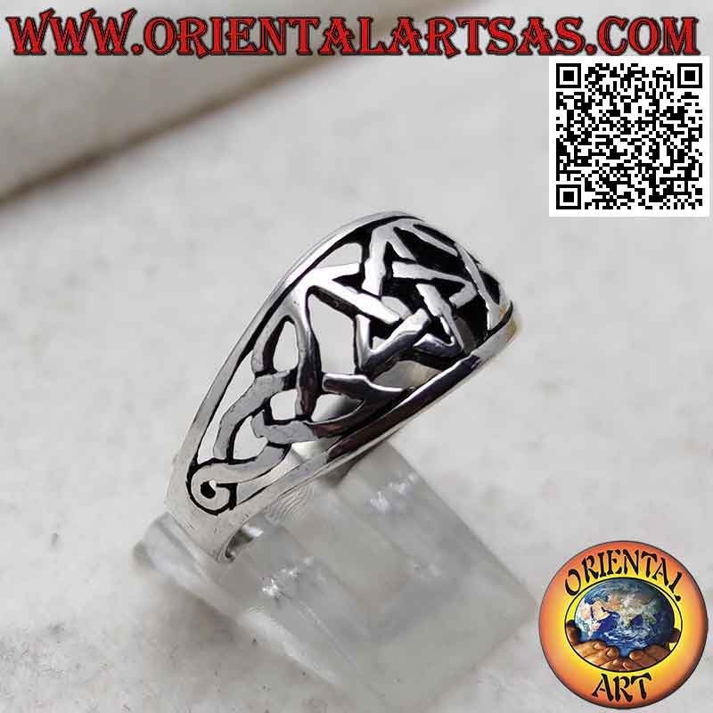 Bague en argent avec bande de croissance perforée avec pentacle central et triquetra et infini sur les côtés