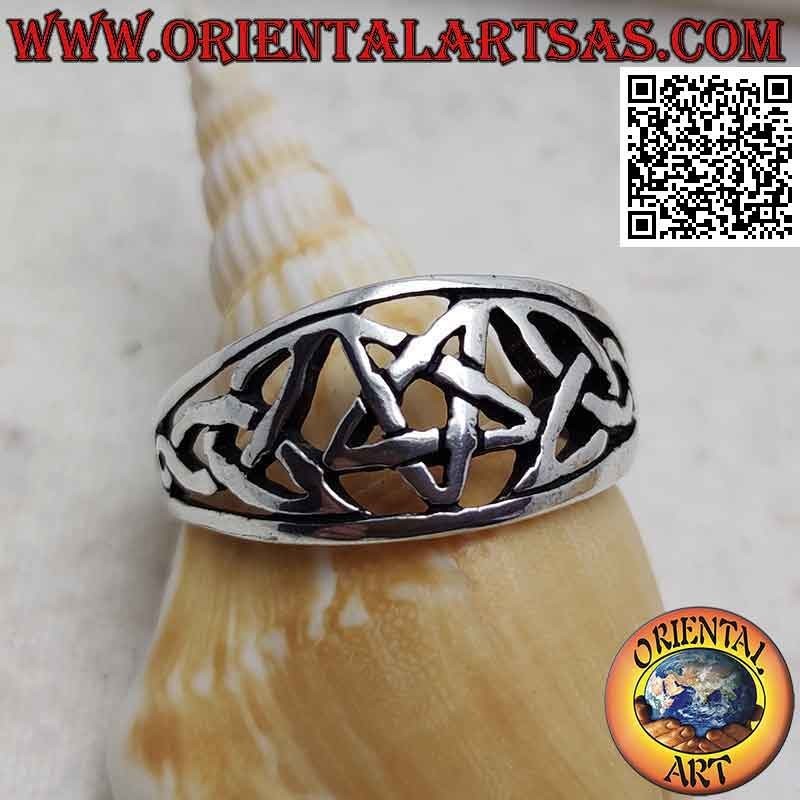 Silberring mit perforiertem Wachstumsband mit zentralem Pentagramm und Triquetra und Unendlichkeit an den Seiten