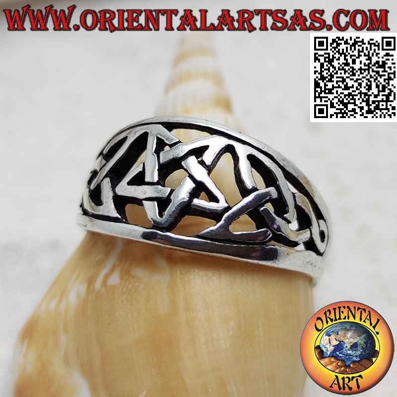 Silberring mit perforiertem Wachstumsband mit zentralem Pentagramm und Triquetra und Unendlichkeit an den Seiten