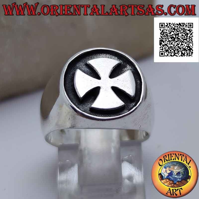 Bague en argent lisse avec croix de Malte lisse sur fond bas-relief foncé