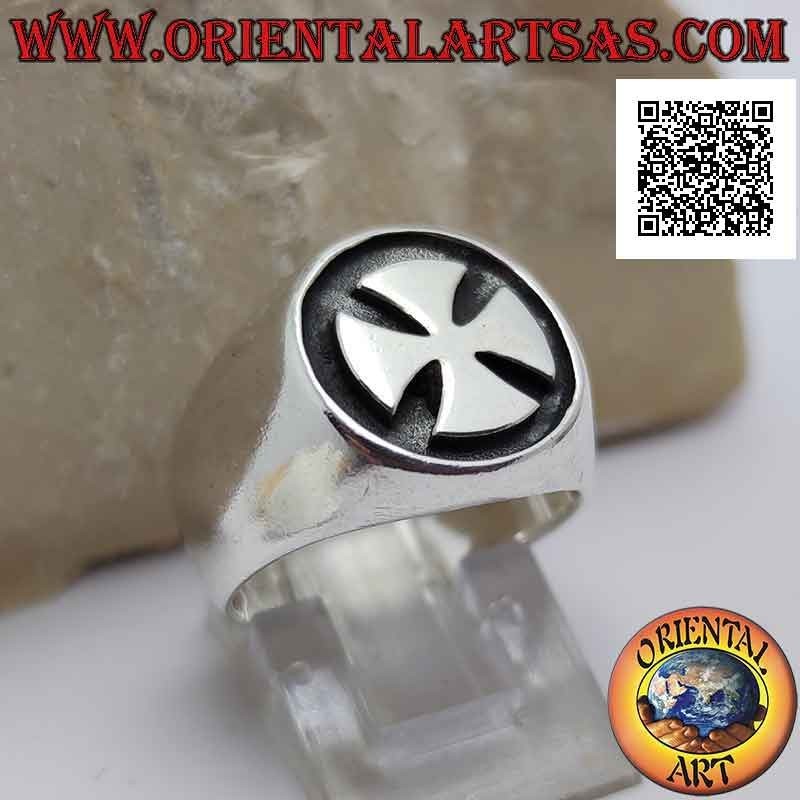 Bague en argent lisse avec croix de Malte lisse sur fond bas-relief foncé