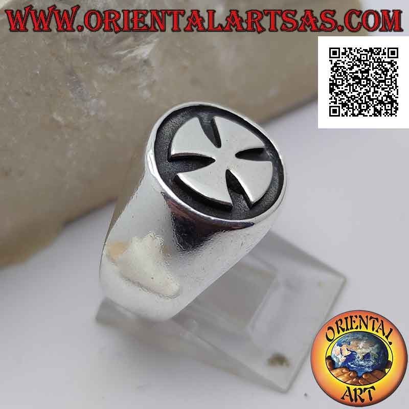 Anillo de plata lisa con cruz de Malta lisa sobre un fondo oscuro en bajorrelieve