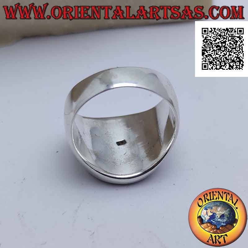 Glatter silberner Ring mit glattem Malteserkreuz auf einem dunklen Basreliefhintergrund