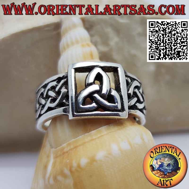 Bague en argent avec triquetra ajouré dans le carré et entrelacs celtiques sur les côtés