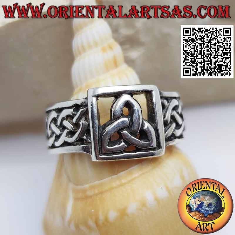 Bague en argent avec triquetra ajouré dans le carré et entrelacs celtiques sur les côtés