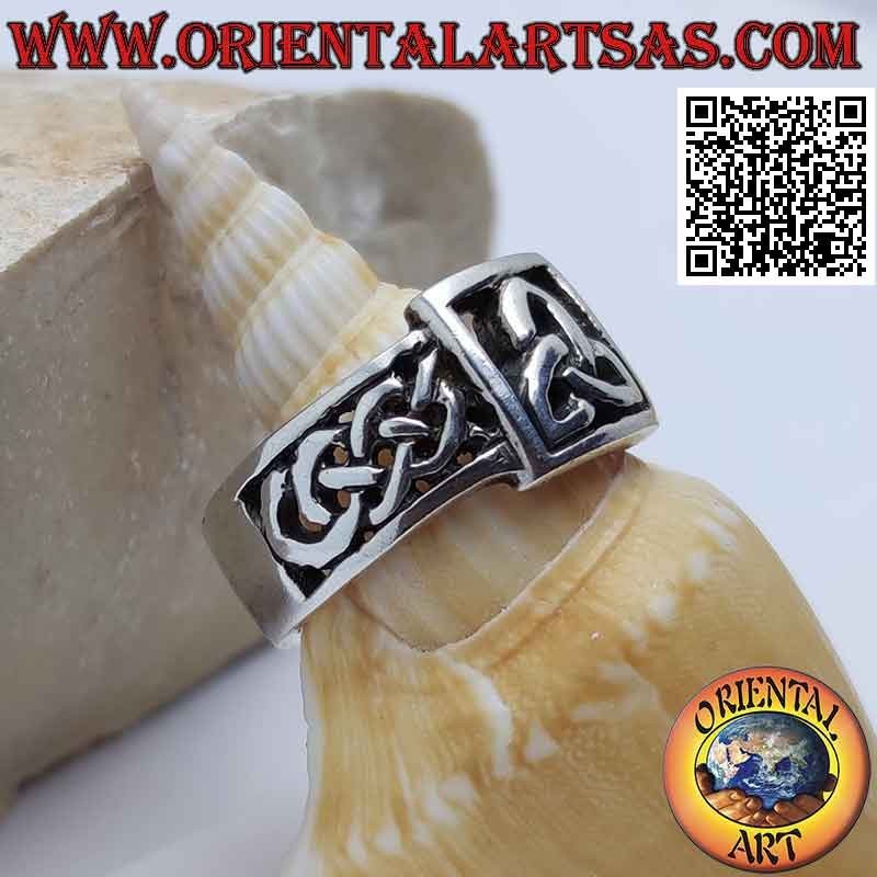 Anillo de plata con triquetra calada en el cuadrado y entrelazado celta en los lados