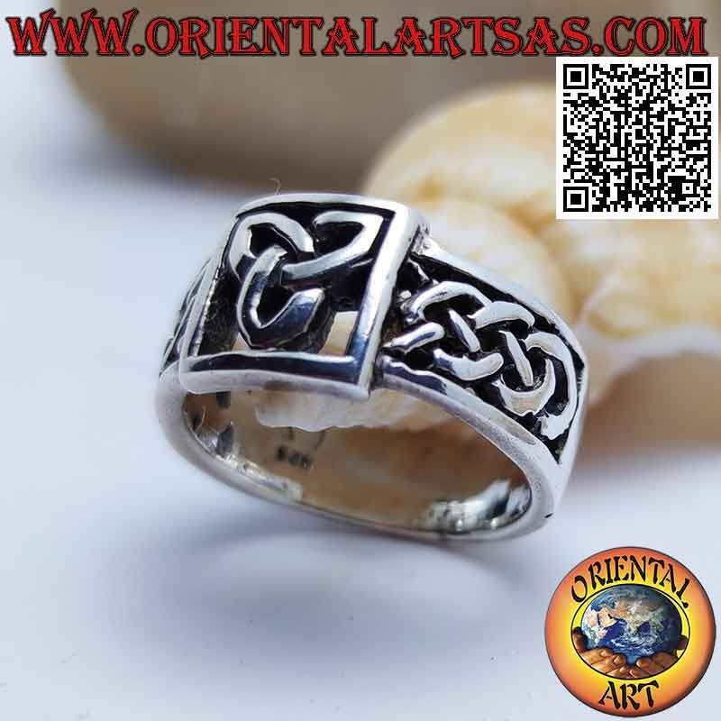 Silberring mit durchbrochener Triquetra im Quadrat und keltischem Interlacing an den Seiten