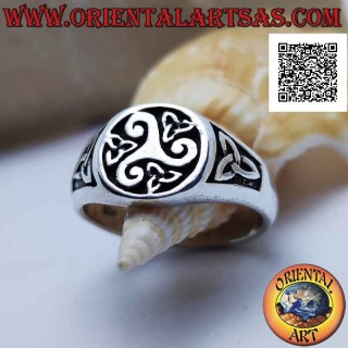 Anillo de plata redondo con triskell central y triquetra alrededor y a los lados en bajorrelieve