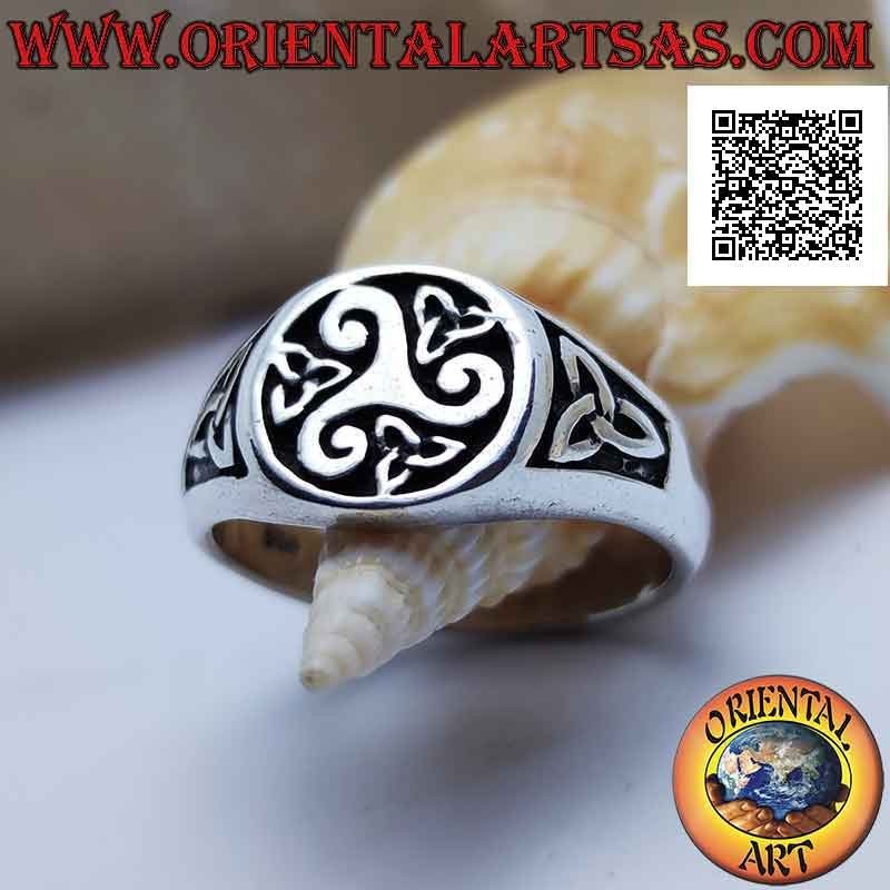 Anello in argento tondo con triskell centrale e triquetra intorno e sui lati in bassorilievo