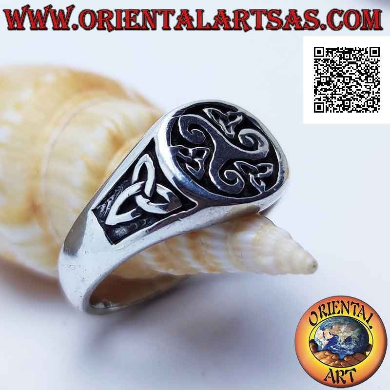 Anillo de plata redondo con triskell central y triquetra alrededor y a los lados en bajorrelieve