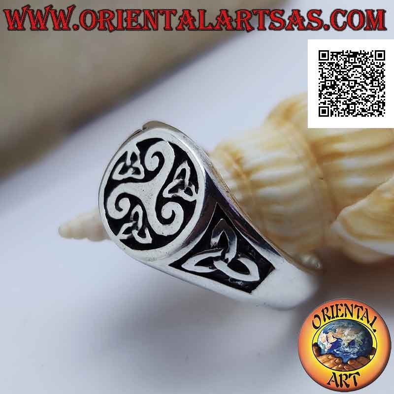 Anillo de plata redondo con triskell central y triquetra alrededor y a los lados en bajorrelieve