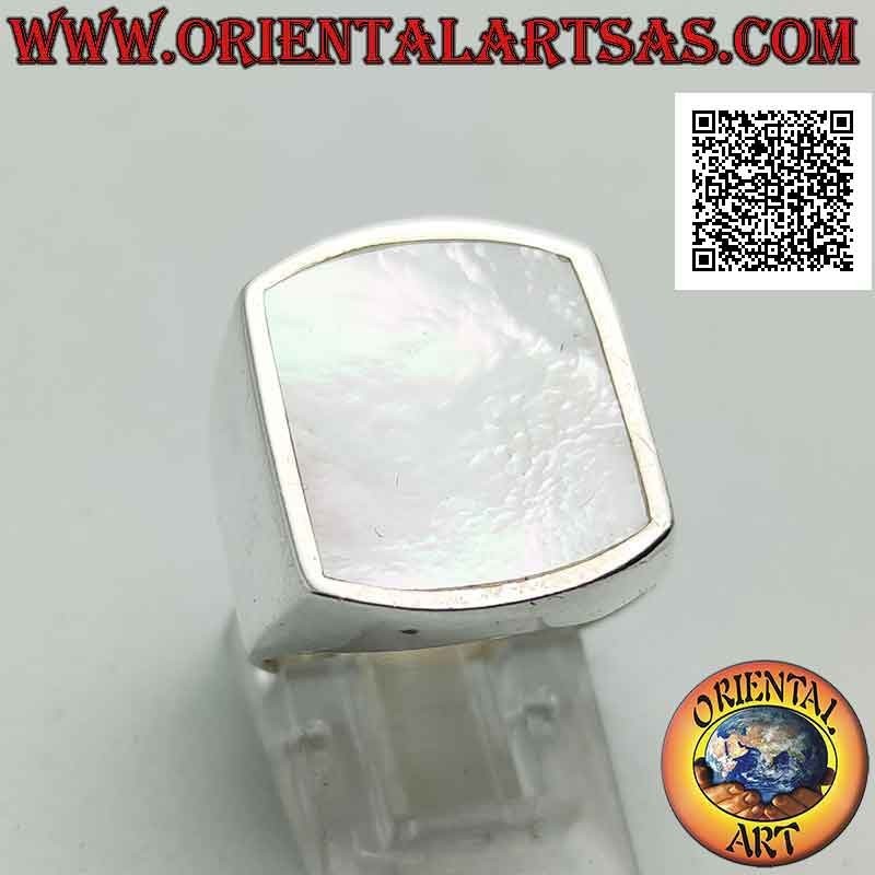 Anello in argento con madreperla rettangolare curva su due lati a filo bordo su montatura liscia