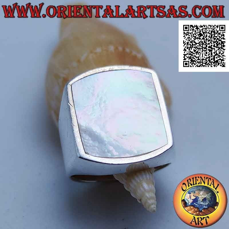 Anello in argento con madreperla rettangolare curva su due lati a filo bordo su montatura liscia