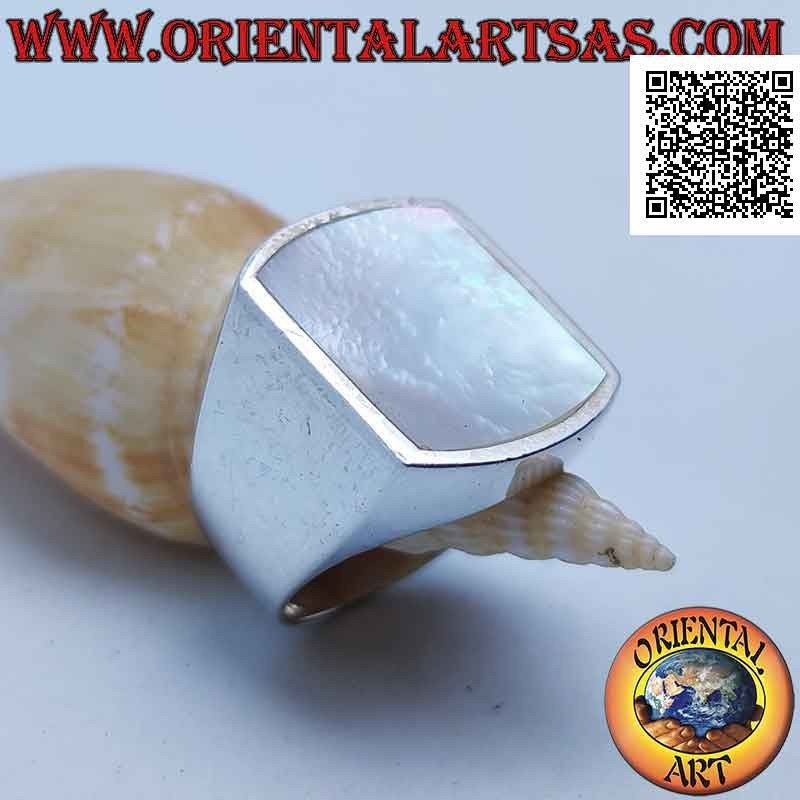 Anillo de plata con nácar rectangular curvado en dos lados al ras con el borde en un engaste suave