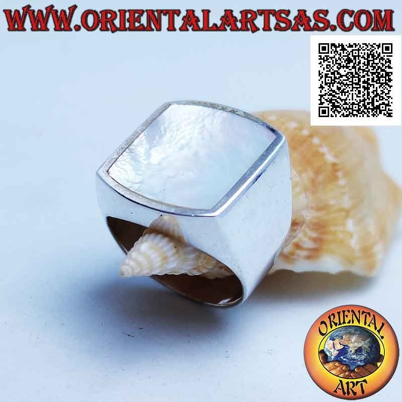 Anillo de plata con nácar rectangular curvado en dos lados al ras con el borde en un engaste suave