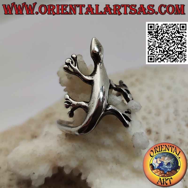 Silver ring in the shape of a gecko (Gekkonidae) smooth wrapping from the left (large)