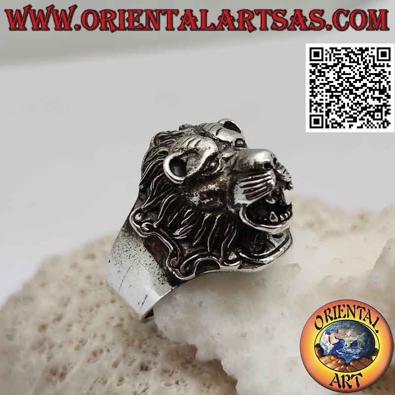 Bague en argent, bouclier avec tête de lion en haut relief fini en détail