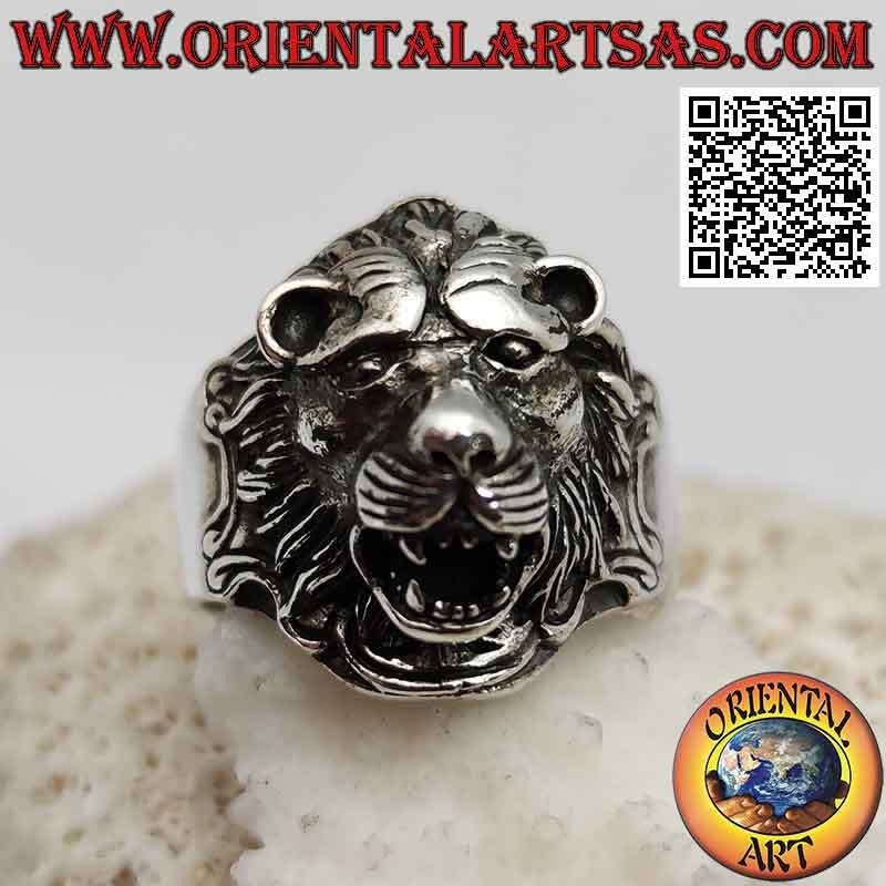Bague en argent, bouclier avec tête de lion en haut relief fini en détail