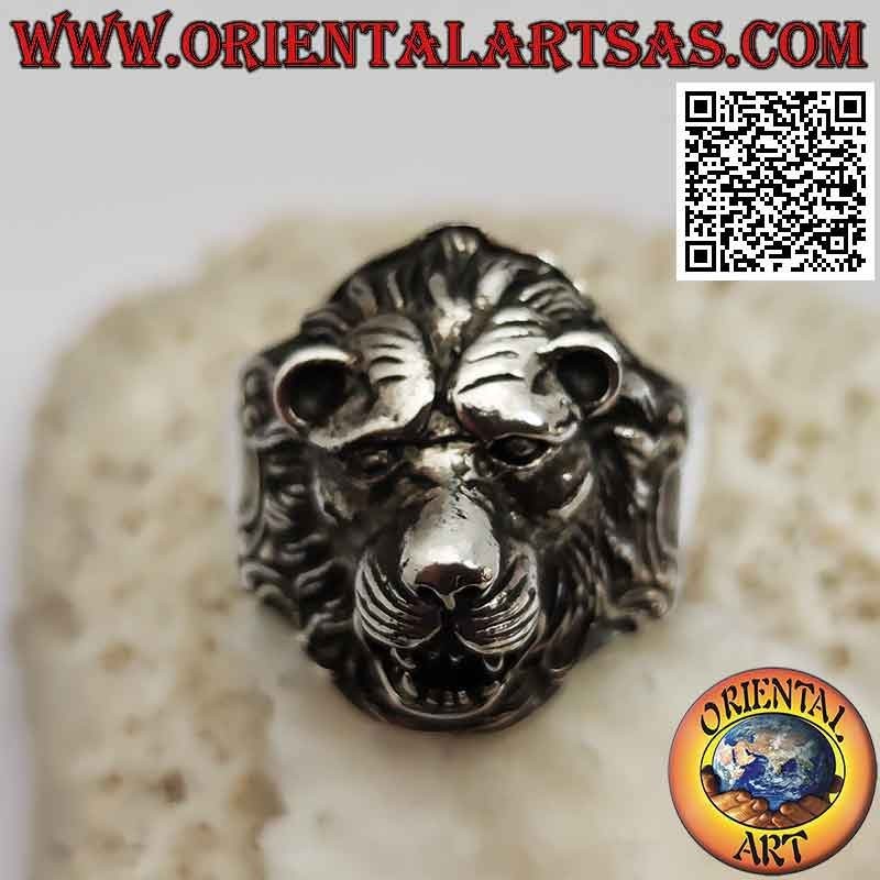 Silver ring, shield with lion's head in high relief finished in detail
