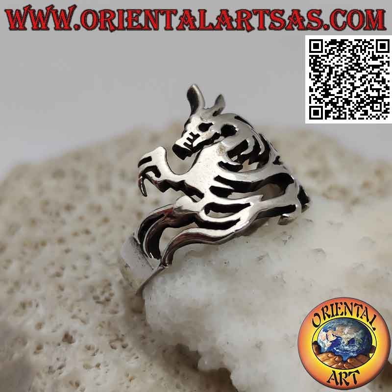 Anello in argento liscio con drago stilizzato a "S"