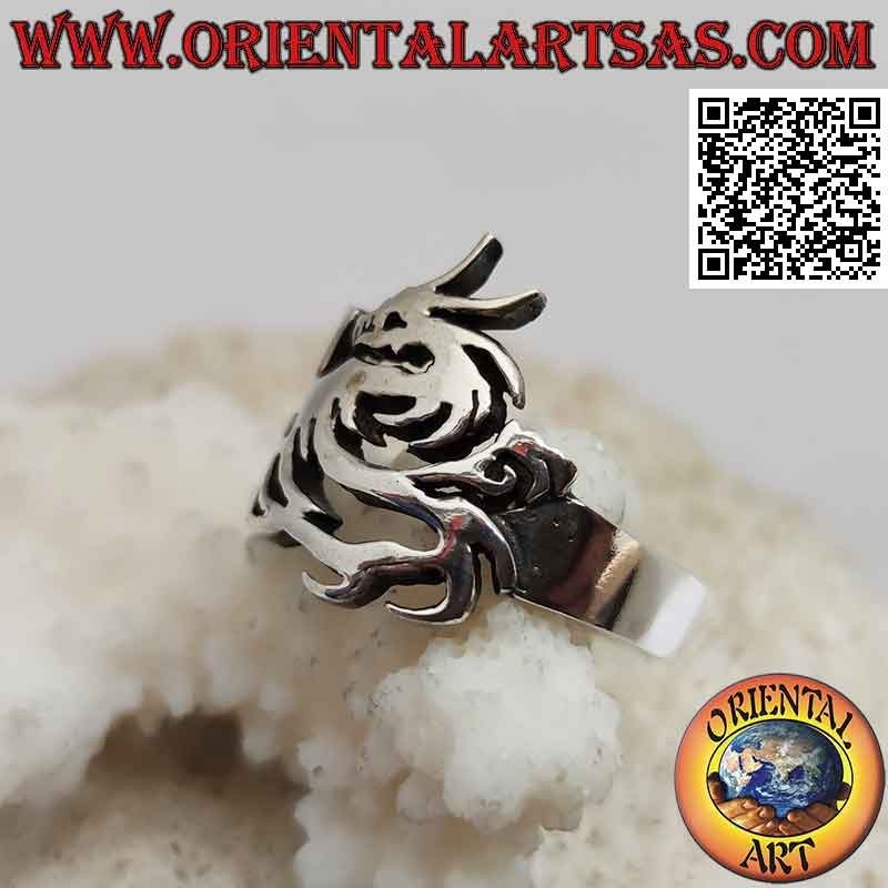 Anello in argento liscio con drago stilizzato a "S"