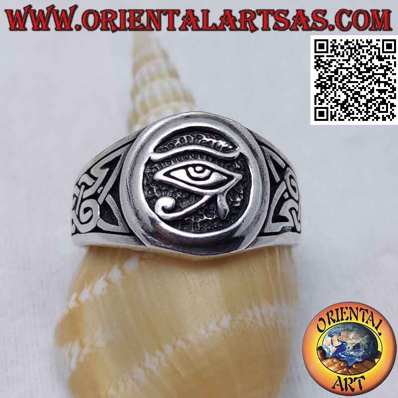 Anillo de plata, ojo de Horus y nudos celtas a los lados en bajorrelieve