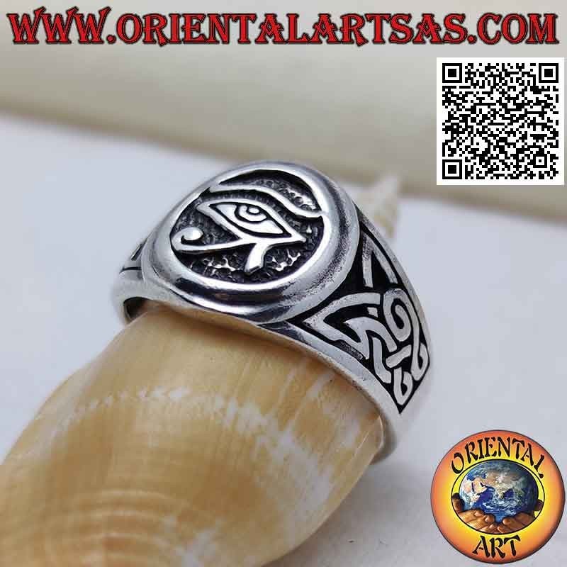 Anello in argento, occhio di Horus e nodi celtici sui lati in bassorilievo