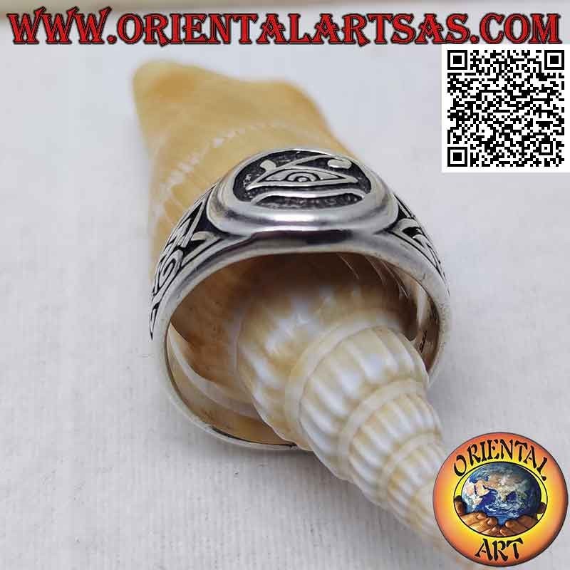 Anillo de plata, ojo de Horus y nudos celtas a los lados en bajorrelieve